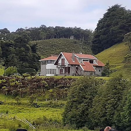 Chacara Com Wi-Fi, Churrasqueira E Lazer Em Cunha Bagian luar foto